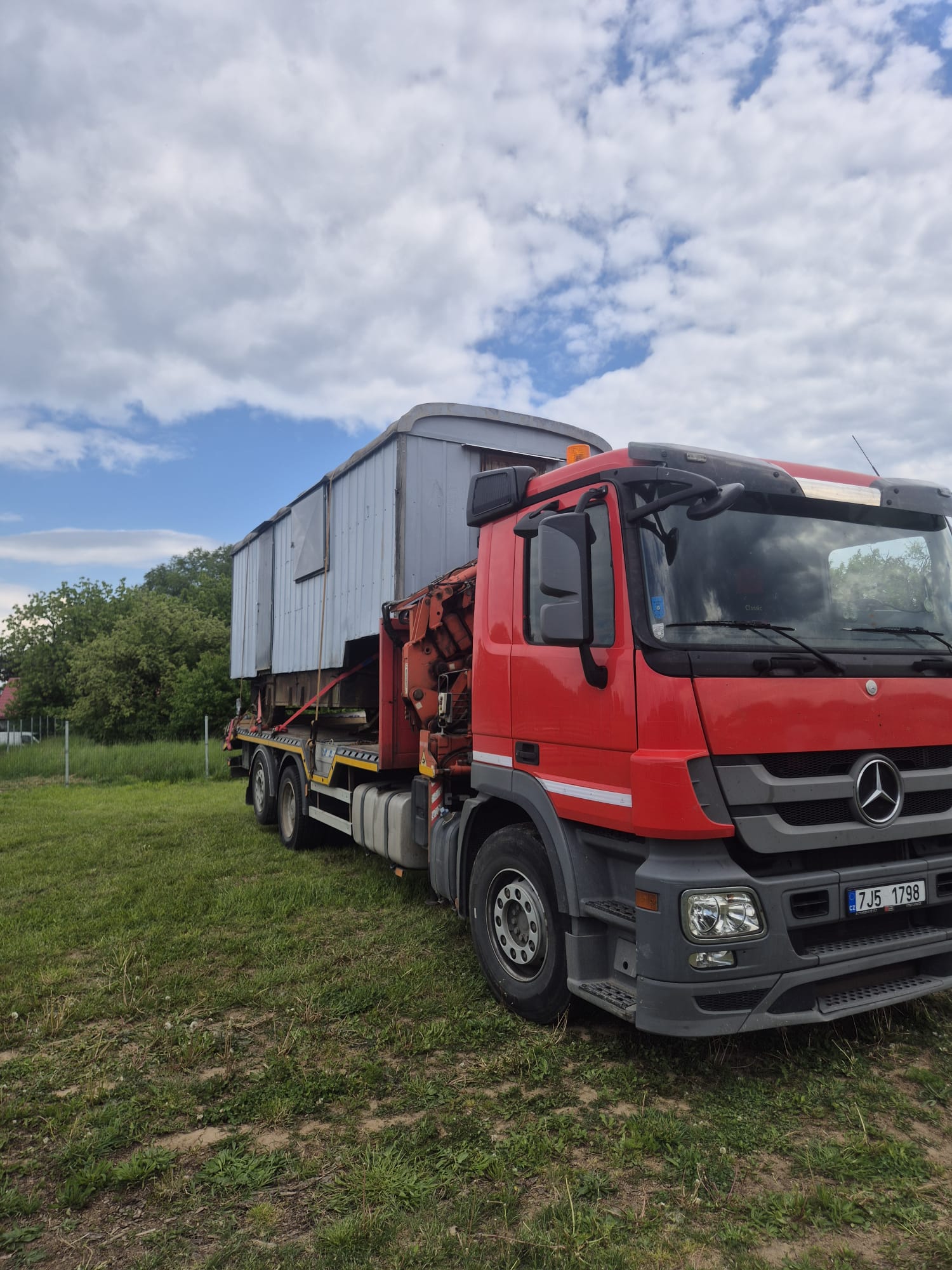 Velké auto s hydraulickou rukou 4