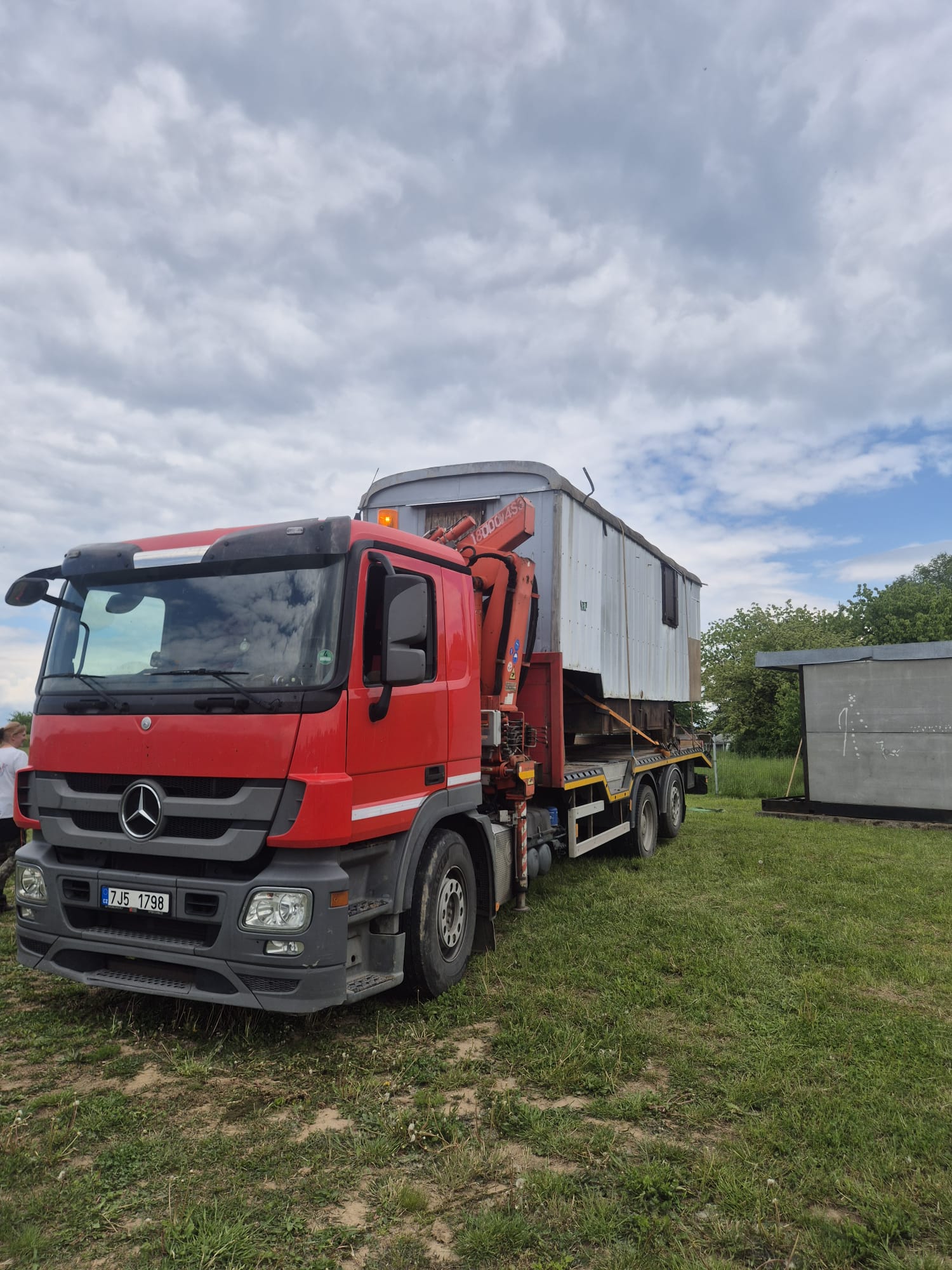 Velké auto s hydraulickou rukou 6