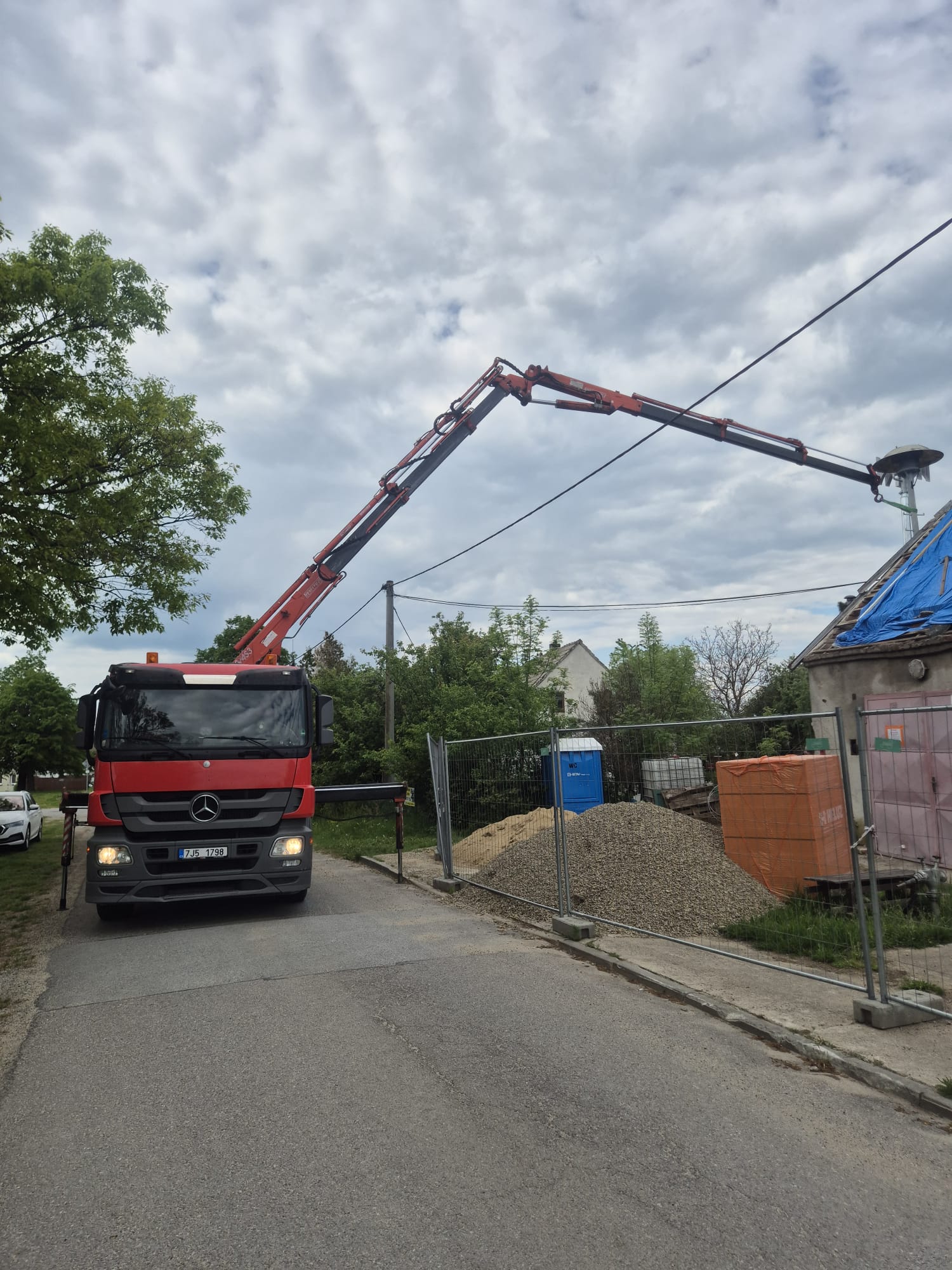 Velké auto s hydraulickou rukou 2