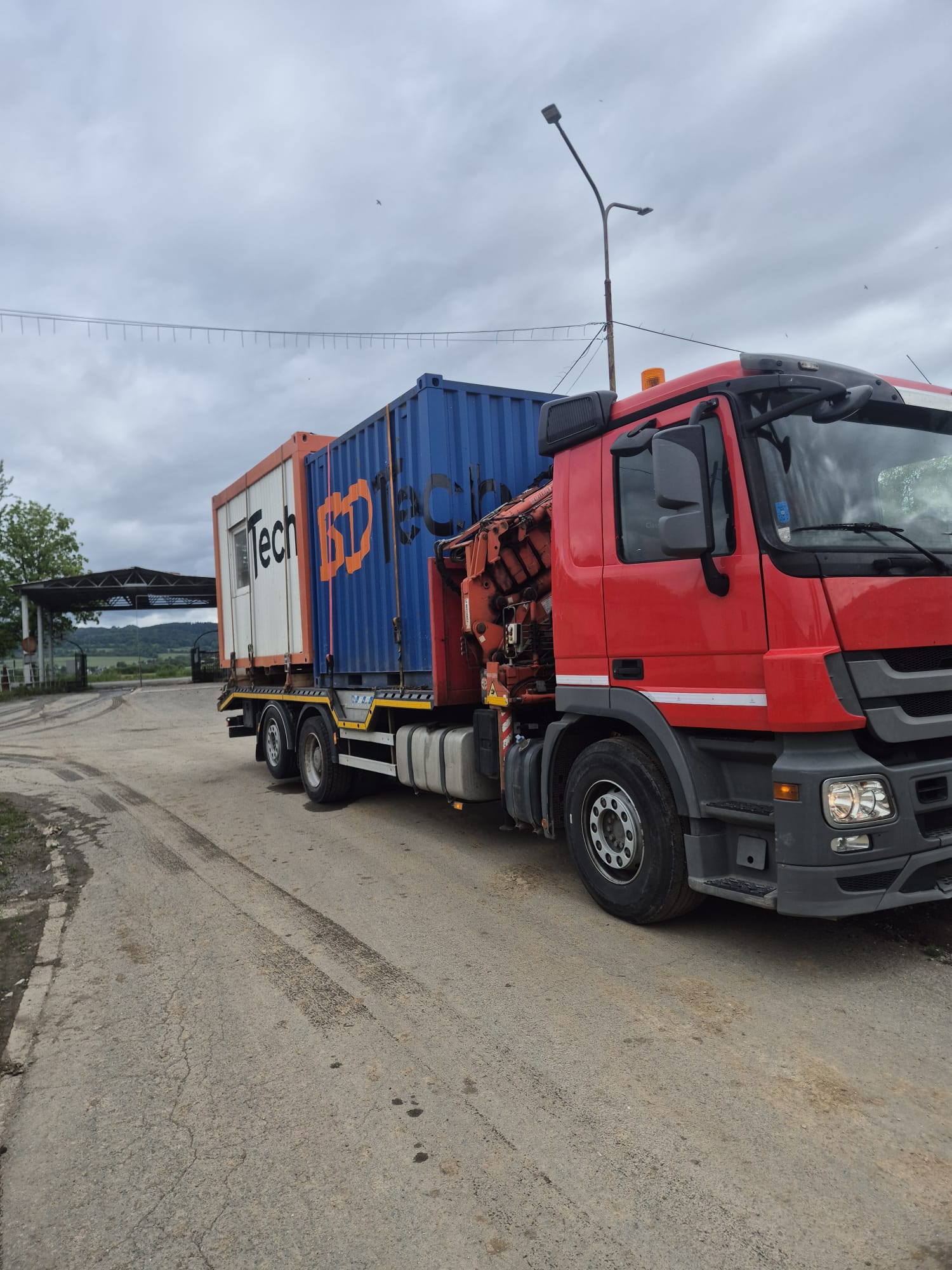 Velké auto s hydraulickou rukou 7