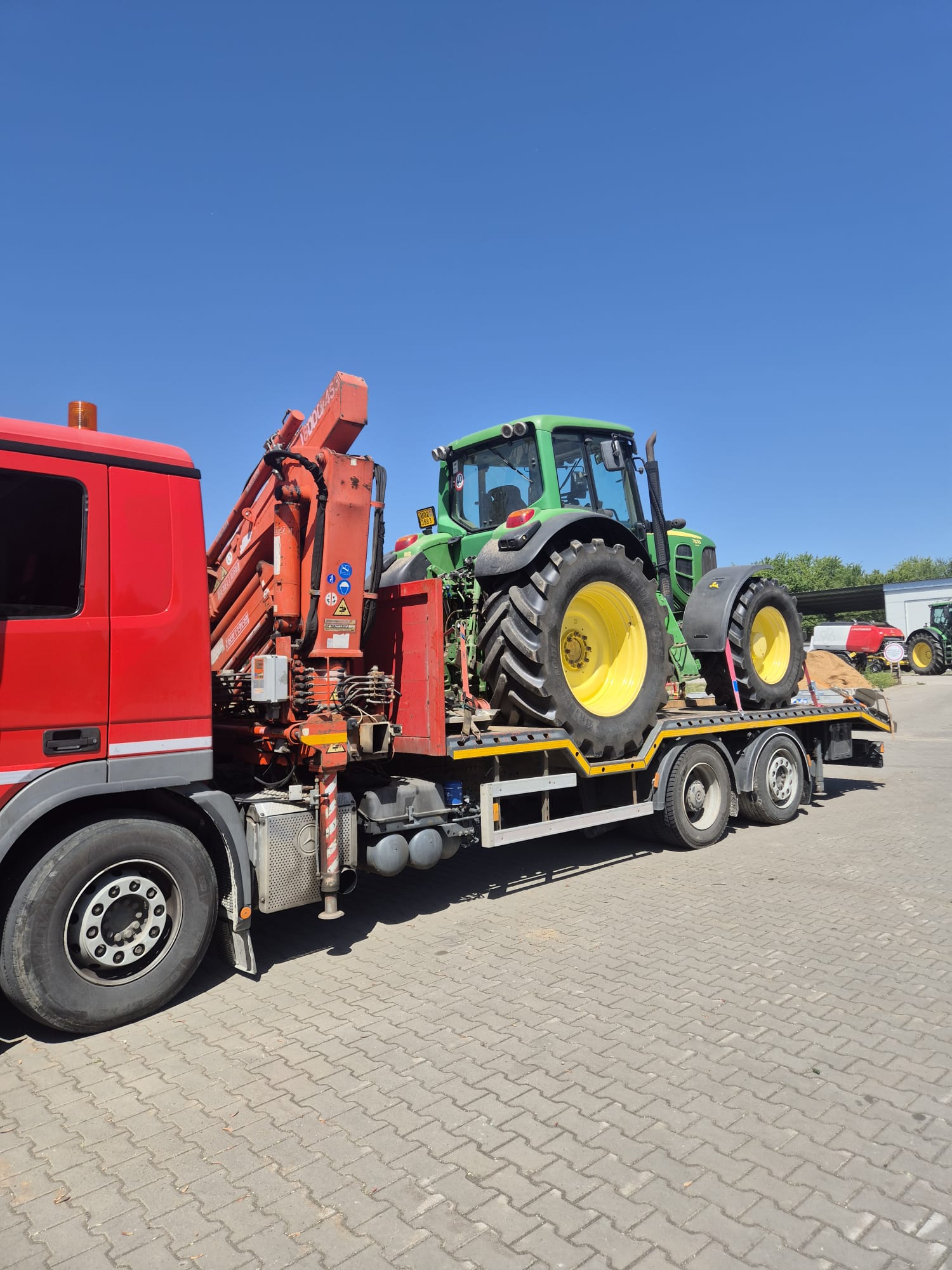 Velké auto s hydraulickou rukou 1