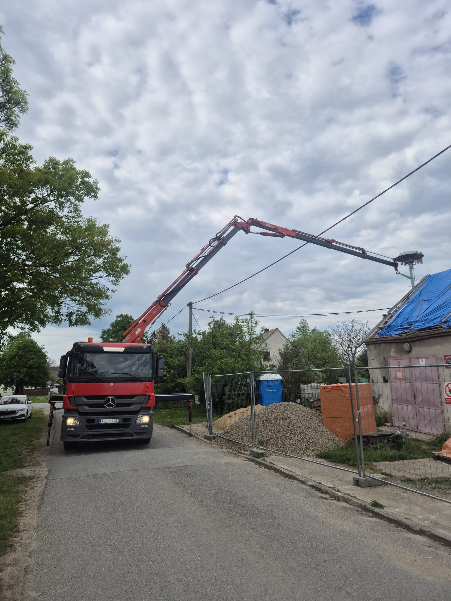 Velké auto s hydraulickou rukou 3
