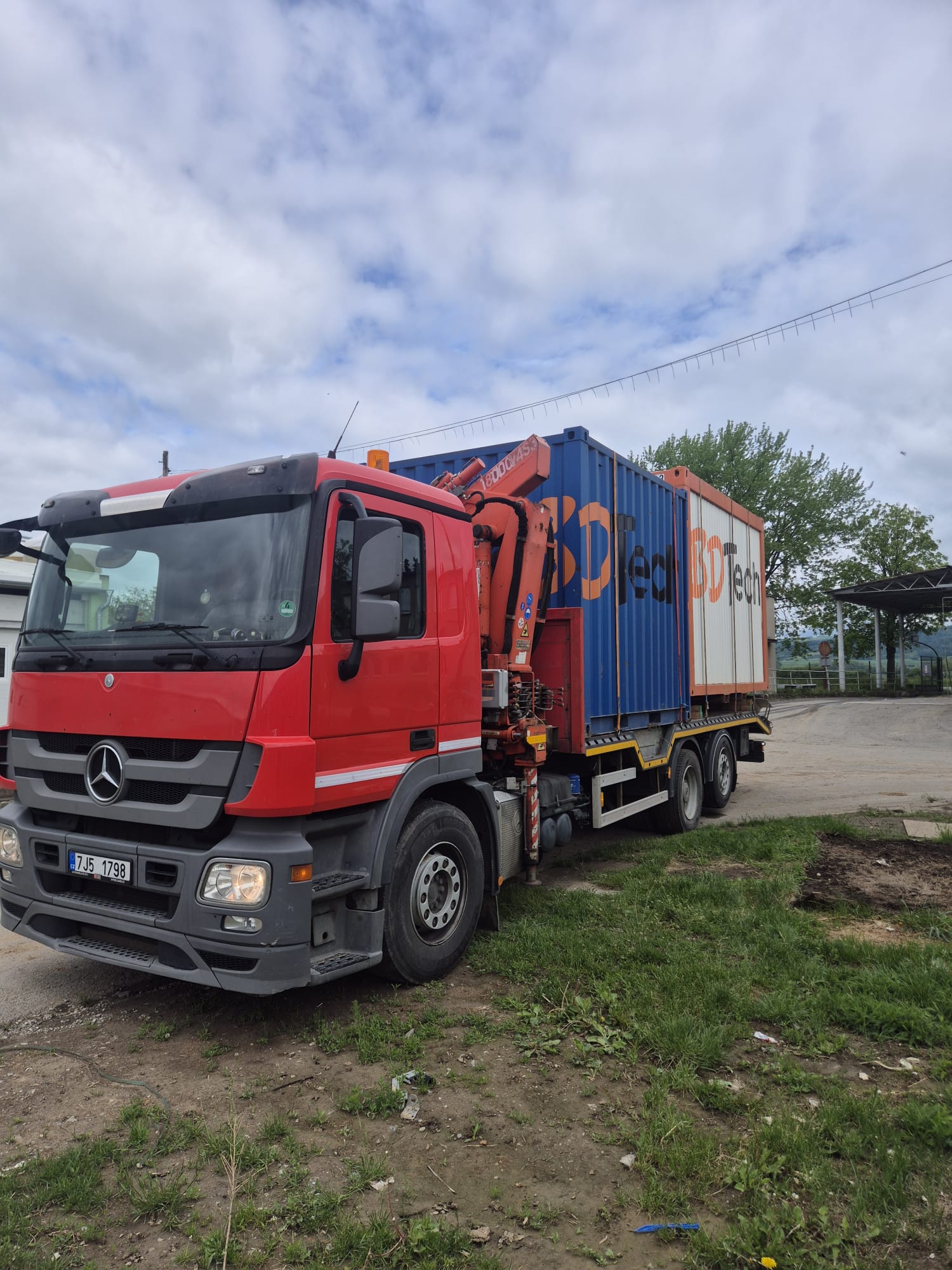 Velké auto s hydraulickou rukou 8